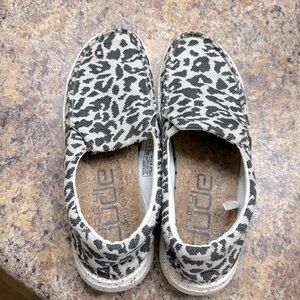 Women’s size 7 cheetah print Hey Dudes